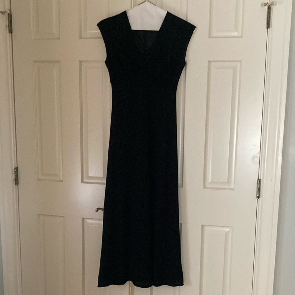 Jones New York Black Sleeveless V-Neck Sheath Dress